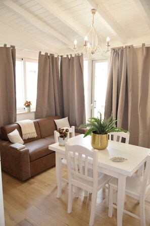 Smart TV - Bright, air-conditioned apartment with a large terrace a few steps from the sea (Terrasini)