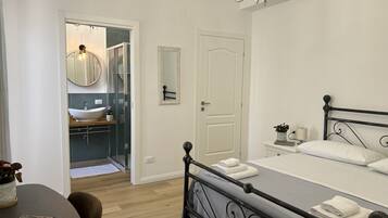 2 Schlafzimmer, Schreibtisch, Bügeleisen/Bügelbrett, Reisekinderbett