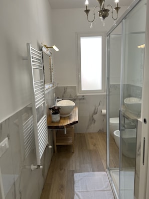 Douche, séchoir à cheveux, bidet, serviettes fournies