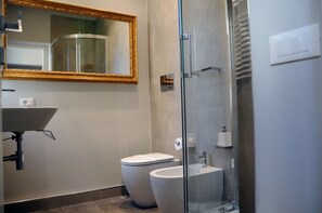 Dusche, Haartrockner, Bidet, Handtücher