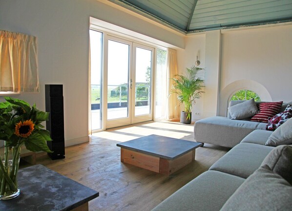 Een smart-tv, een dvd-speler, boeken en een stereo