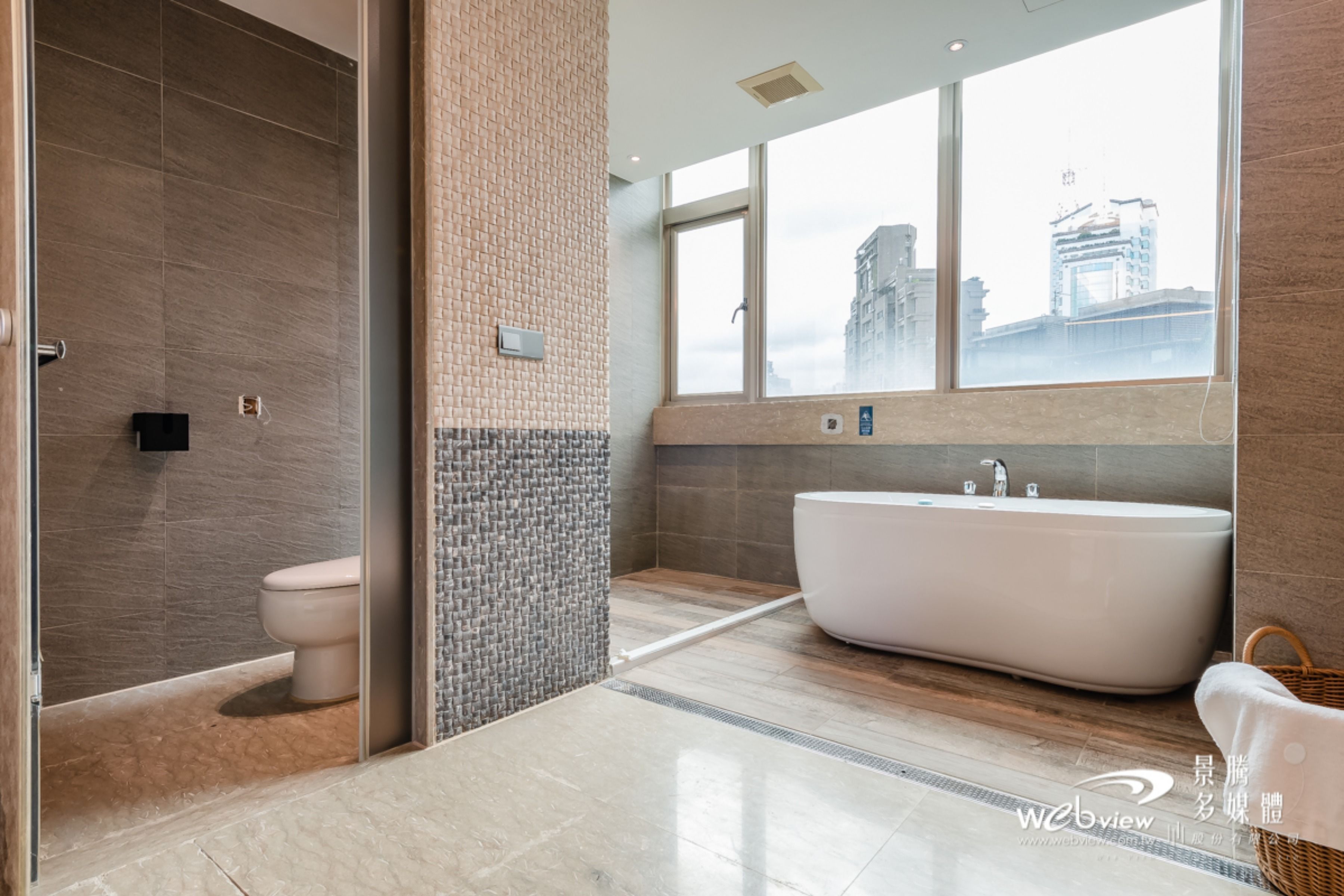 family quadruple room, multiple beds, bathtub, city view (若有加床需求，請事先聯繫) | bathroom | bathtub, free toiletries, hair dryer, slippers