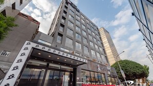 A hotel with a modern facade, large windows, and a prominent entrance with a logo. - Wow-happy Hotel Taipei (Taipei)