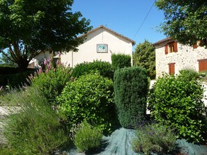 Property grounds - Noisette rental for couples, peaceful, pool, near lake, chateaux, caves, market. (Angoisse)