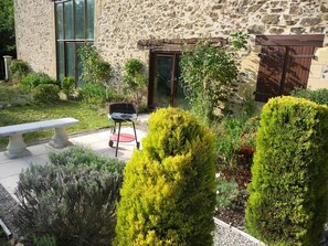 Terrace/patio - Noisette rental for couples, peaceful, pool, near lake, chateaux, caves, market. (Angoisse)