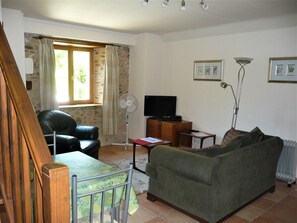 تلفزيون، مشغل دي في دي، تنس طاولة، كُتُب