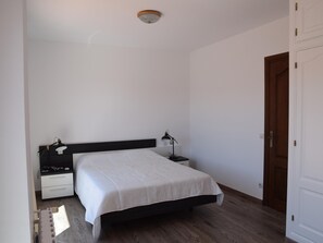 5 Schlafzimmer, Bügeleisen/Bügelbrett, Internetzugang, Bettwäsche