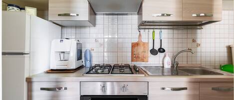 Réfrigérateur, batterie de cuisine, vaisselle et ustensiles