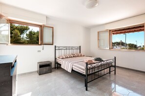 2 slaapkamers, een strijkplank/strijkijzer