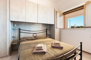 2 habitaciones y tabla de planchar con plancha