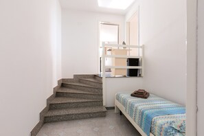 2 chambres, fer et planche à repasser