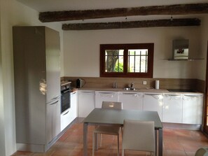 Een koelkast, een oven, een kookplaat, een vaatwasser