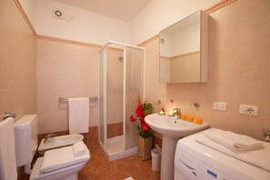 Dusche, Haartrockner, Bidet, Handtücher