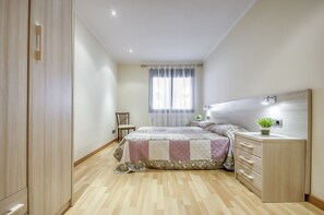 4 bedrooms, iron/ironing board, WiFi - P.C. MESTRAL 1  1 Roses (Rosas / Roses)
