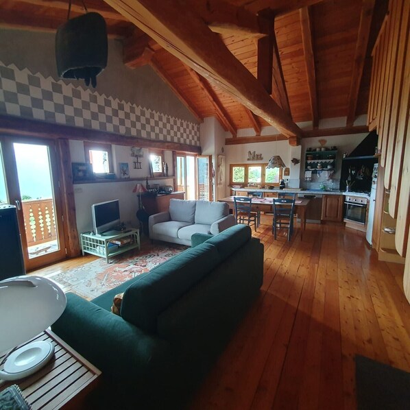 Een televisie, boeken en een stereo