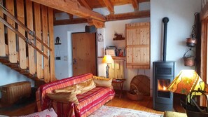 TV, books, stereo - The House of light: nature end relax in the village of old times (Nus)