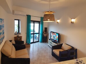 Una Smart TV, una chimenea, libros, un reproductor estéreo