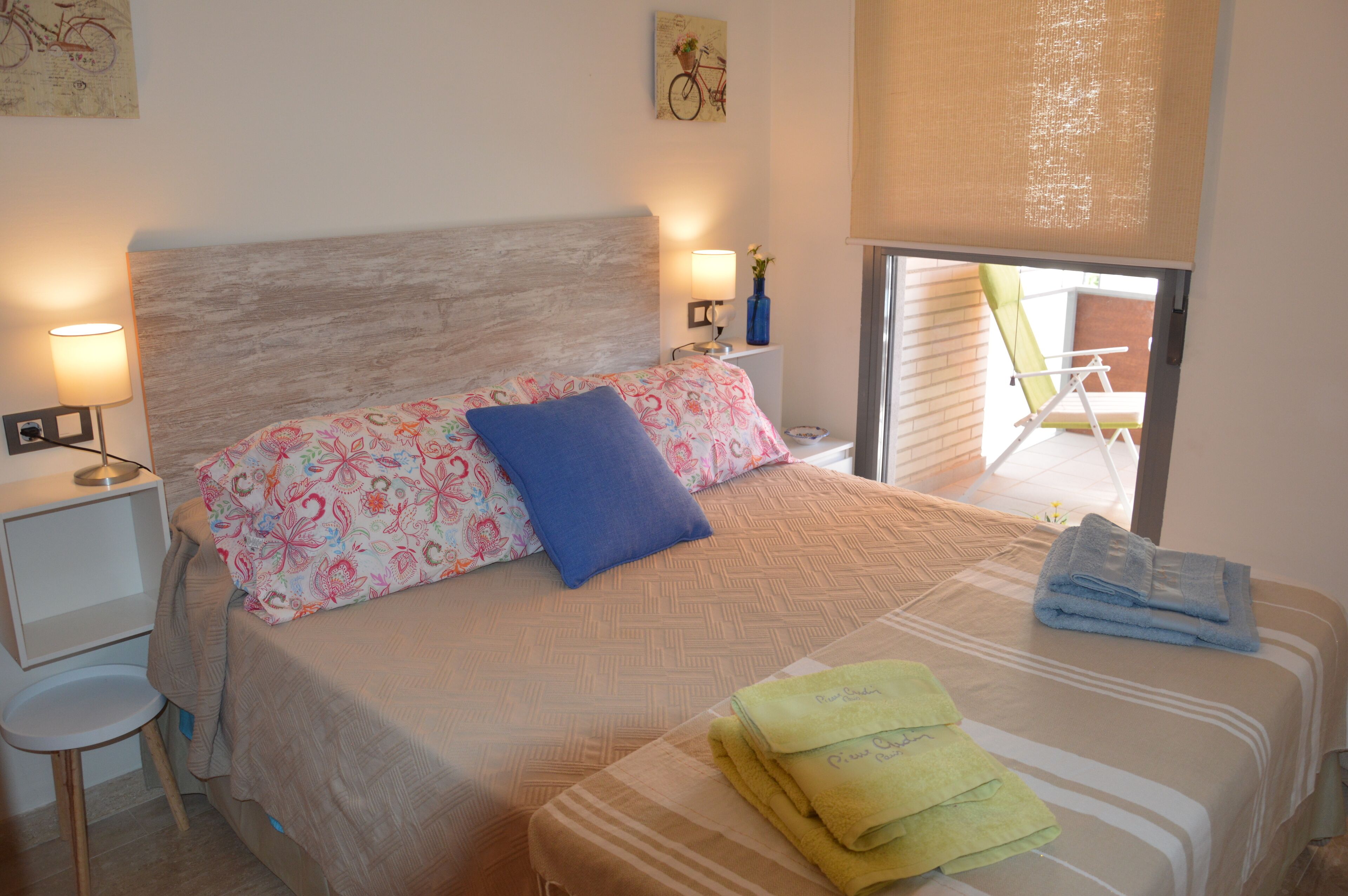 2 slaapkamers, een bureau, een strijkplank/strijkijzer, reisbedje