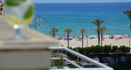 PENTHOUSE WITH LARGE TERRACE, SEA VIEWS, ONE STEP FROM THE BEACH AND WIFI