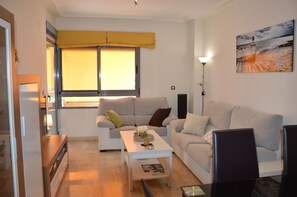 TV connectée, lecteur de DVD, livres, chaîne hi-fi