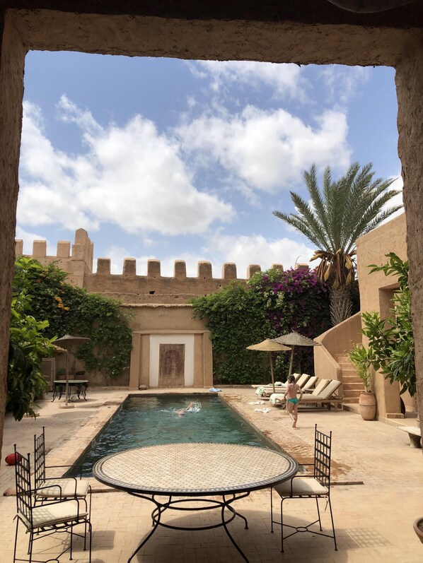 Lämmitetty uima-allas