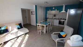 Fernseher, Kamin, DVD-Player