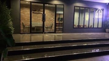 3-Bedroom House | Hiên