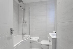 Badewanne, Haartrockner, Handtücher