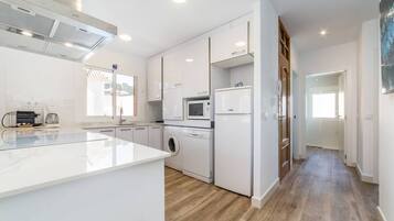 Een koelkast, een magnetron, een oven, een kookplaat