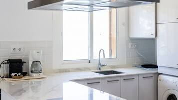 Een koelkast, een microgolfoven, een oven, een kookplaat