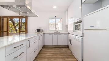 Een koelkast, een magnetron, een oven, een kookplaat