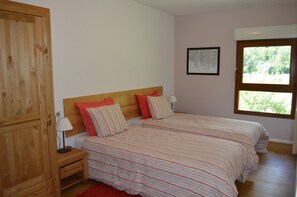 4 Schlafzimmer, Schreibtisch, Bügeleisen/Bügelbrett, Reisekinderbett