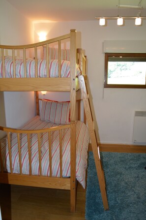 4 bedrooms, desk, iron/ironing board, travel crib