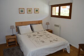 4 bedrooms, desk, iron/ironing board, travel crib