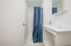 Shower, towels, toilet paper - Columbia Apartments (Auckland)
