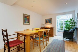 Dining - Dolby Delight, by Veeve (London)