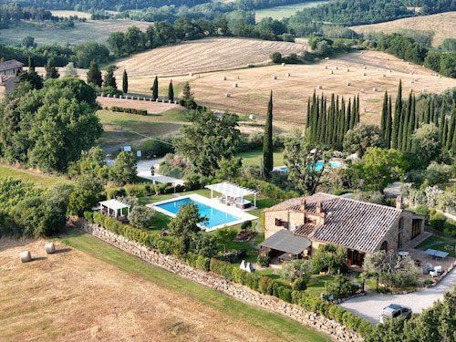 Truly Tuscan villa with Pool and Jacuzzi, ideal for groups, 6km to San Gimignano