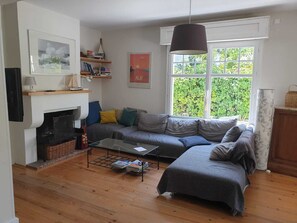 Téléviseur connecté, foyer, lecteur de DVD, table de ping-pong