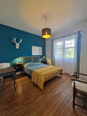 5 chambres, fer et planche à repasser, lit de bébé portatif