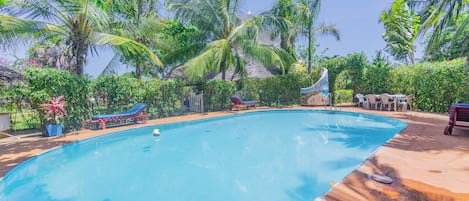 Una piscina al aire libre