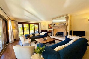 TV, fireplace, stereo