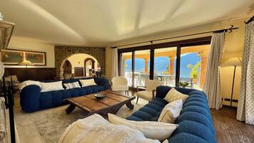 Fernseher, Kamin, Stereoanlage