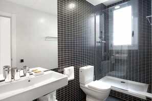 Badewanne, Haartrockner, Handtücher, Seife