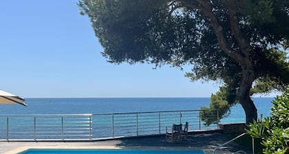 Wonderful Villa, private pool, seafront, garden, excellent views to the bay