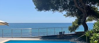 Wonderful Villa, private pool, seafront, garden, excellent views to the bay