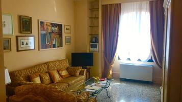 Una Smart TV, un reproductor de DVD, libros, un reproductor estéreo