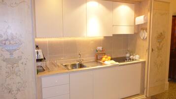 Refrigerador, microondas, parrilla de estufa y cafetera y tetera