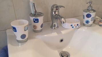 SĂšche-cheveux, serviettes fournies