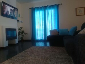 Fernseher, Kamin, Bücher