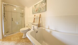 Bathtub, hair dryer, towels, shampoo - Oak Barn, Westfield Country Barns, Braunston (Braunston)